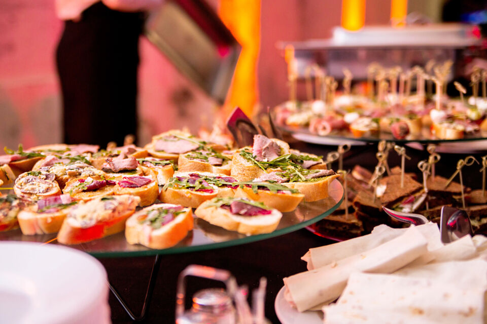 Adobe Stock - photo d'illustration - Faire de nouvelles découvertes culinaires est une envie partagée par de nombreux Français. Celle-ci peut être comblée dans le cadre d'événements professionnels et privés, puisqu'il est coutume d'y échanger des repas et des instants gourmands.