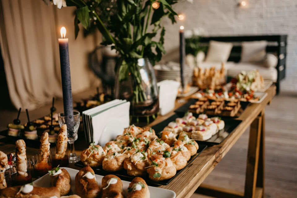 Adobe Stock - Photo d'illustration - Au quotidien, comme lors d'événements festifs, nous avons tendance à faire du gaspillage alimentaire. Pourtant des astuces existent pour limiter les gâchis en tout genre.