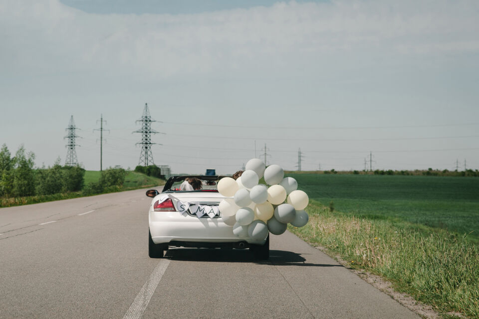 Adobe Stock - photo d'illustration - La Gateaway Car, une voiture d'escapade personalisable à l'envi qui permet aux jeunes époux et épouses de s'offrir une sortie de mariage mémorable.