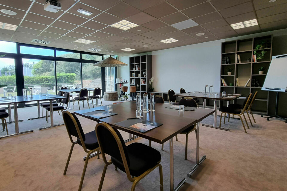 ABC Salles - L'Hôtel Côte Ouest Thalasso & Spa vous accueille dans un décor charmant, digne des plus belles croisières des années 30 pour des rassemblements corporatifs réussis.