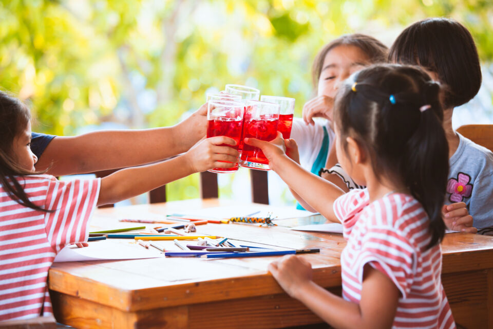 AdobeStock - Image d'illustration - Faites découvrir à vos enfants de délicieux cocktails à l'occasion d'un anniversaire !