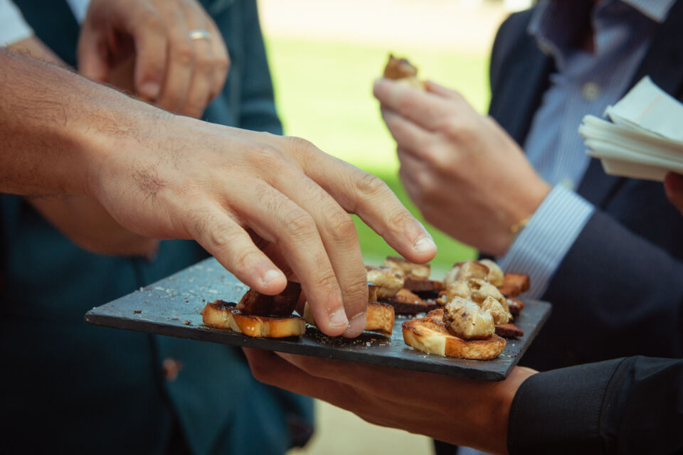 Adobe Stock - photo d'illustration - Cette année, à la suite de l’augmentation des cas de grippe aviaire couplé à la hausse des prix, les entreprises et les particuliers doivent se préparer à une augmentation des tarifs des mets traditionnels des fêtes de fin d'année, à l'instar du foie gras et du saumon fumé. Des spécialités aussi souvent présentes lors des réceptions de mariage.