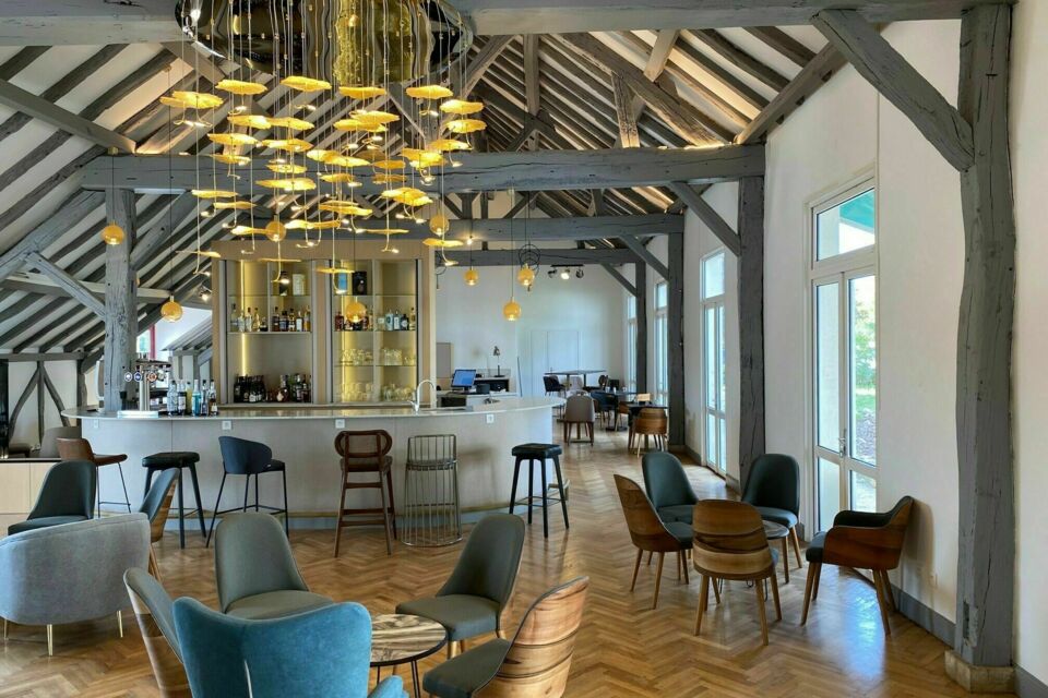 ABC Salles - La Clef des Châteaux, un espace disposant d’une piscine extérieure et chauffée, de plusieurs chambres pour y loger vos convives, et d’un restaurant, pour une soirée du Nouvel an inoubliable.