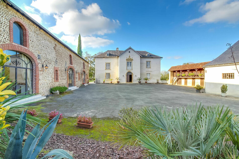 ABC Salles - Le domaine du Château de Boast dispose d’une grande salle de réception ainsi que d’une véranda extérieure qui offre une vue sur le parc bordé de grands arbres.  