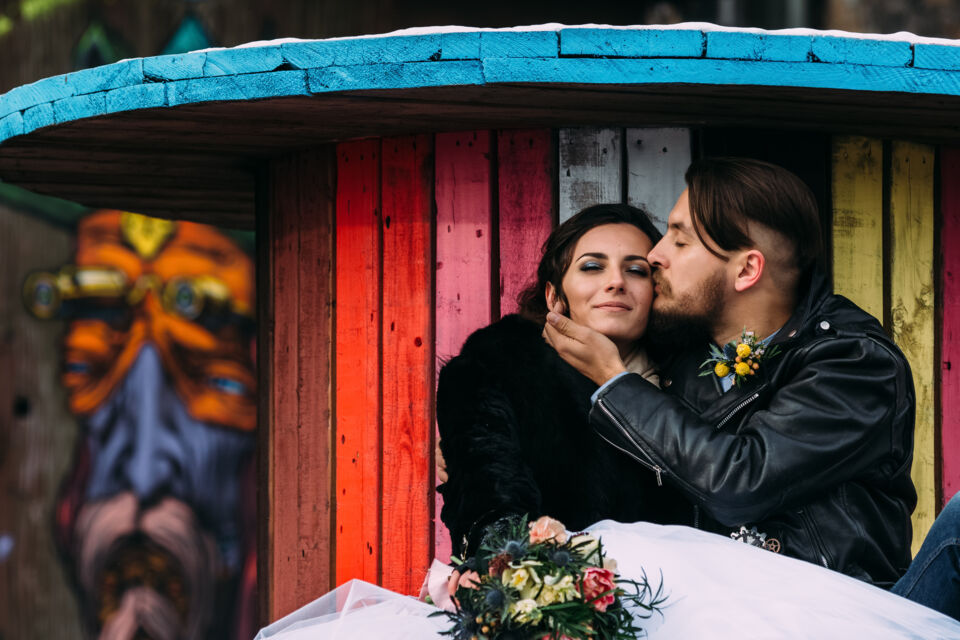 Adobe Stock - photo d'illustration - Le Style Edgy, heureux mélange de couleurs inhabituelles et de motifs psychédéliques, fait déjà parler de lui et s'invite dans nos décorations festives au point de faire de l'ombre à l'iconique style champêtre, incontournable de bien des mariages.