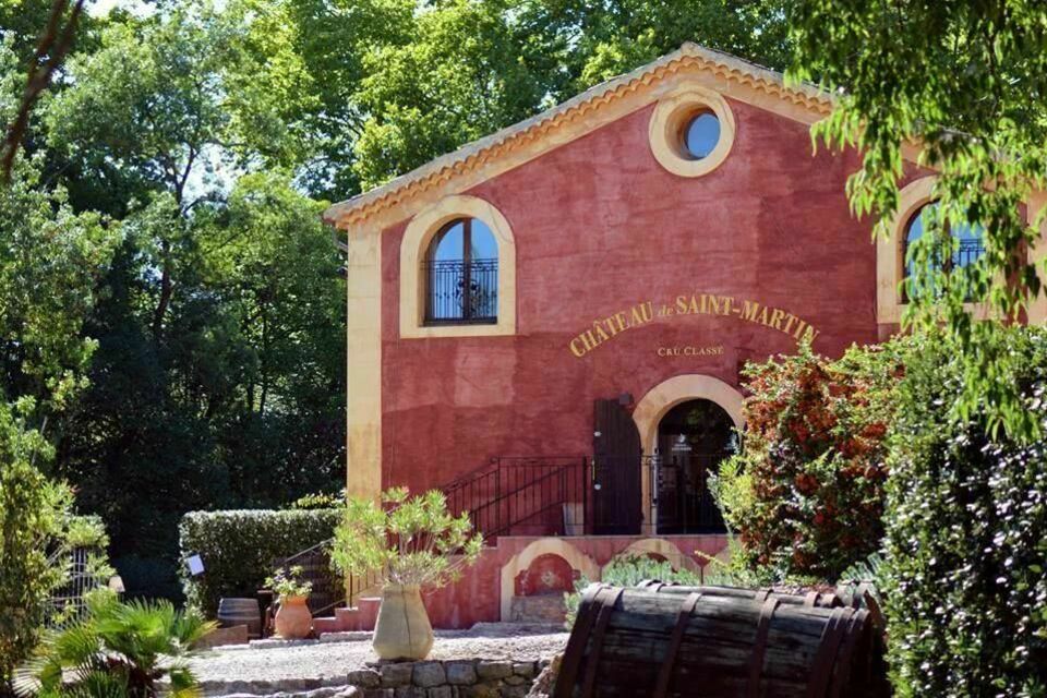 ABC Salles - droits réservés - Le château de Saint-Martin, un établissement situé au cœur des vignes qui ouvre ses portes, afin de vous permettre de célébrer comme il se doit l'arrivée du Beaujolais nouveau.