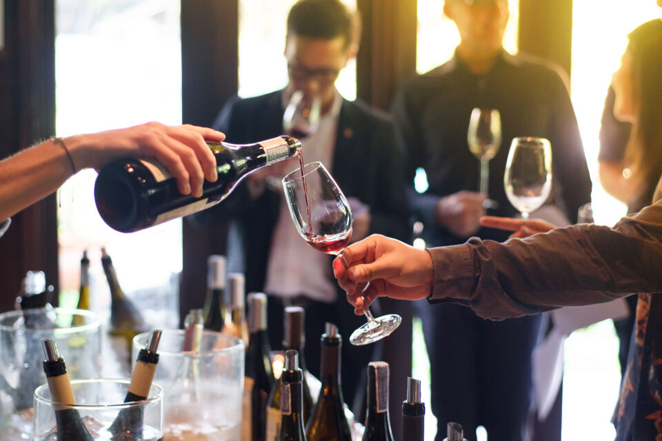 Adobe Stock - photo d'illustration - En 2022, le Beaujolais sera commercialisé le jeudi 17 novembre. L’occasion de le célébrer à l’occasion d’une soirée entre amis ou en compagnie de vos collaborateurs. 