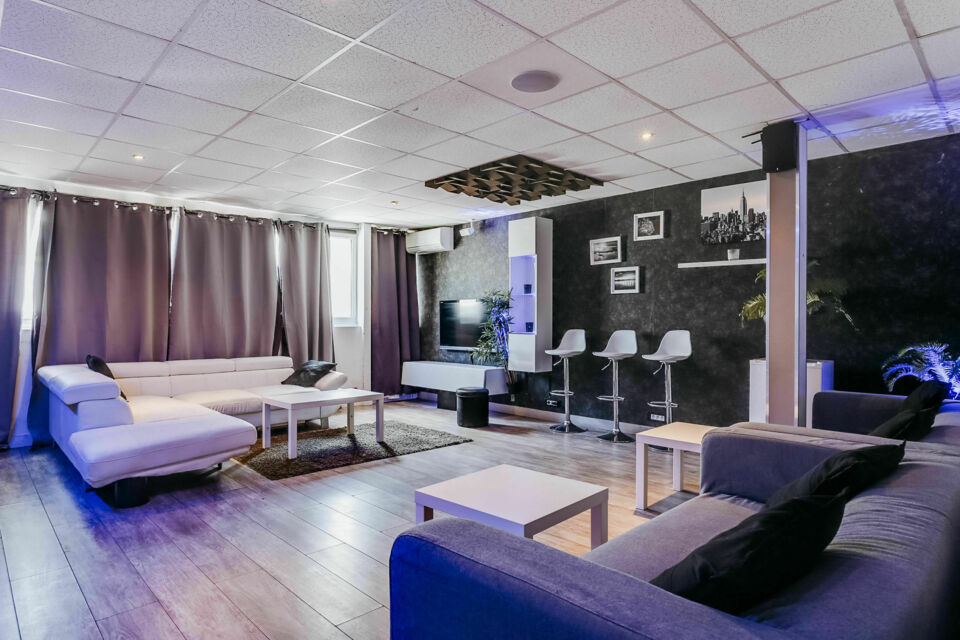 ABC Salles - Le JM Bros Lounge est idéal pour des tournages privés ou professionnels, notamment grâce à ces quatre salons lounges indépendants.