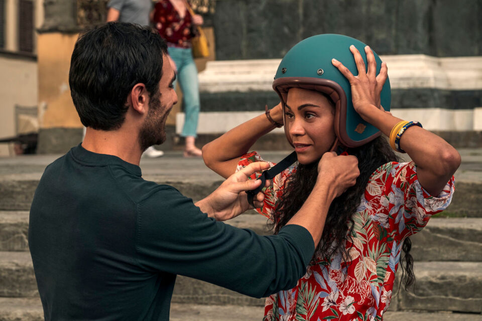 AlloCiné - Photo issue de Le Goût de vivre, mini-série à succès de Netflix - Zoe Saldana incarne, dans le programme de la plateforme de streaming, le personnage d'Amy, qui demande son petit ami en mariage.