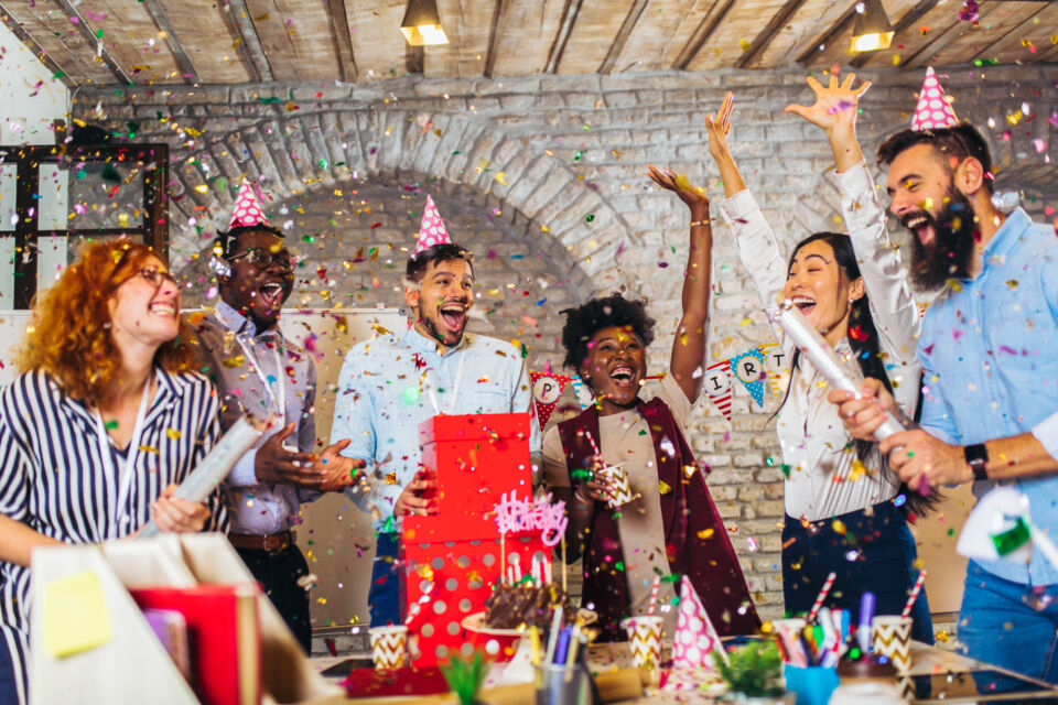 Adobe Stock - Image d'illustration - Pour remotiver vos collaborateurs, essayez l'événementiel d'entreprise ! Réenchanter leur quotidien en organisant des moments de team building fédérateurs mais aussi gamification du process de travail, réunions ludiques, jeux dans l'entreprise, rassemblements loin du bureau sont des méthodes à mettre en place pour permettre un regain d'énergie.