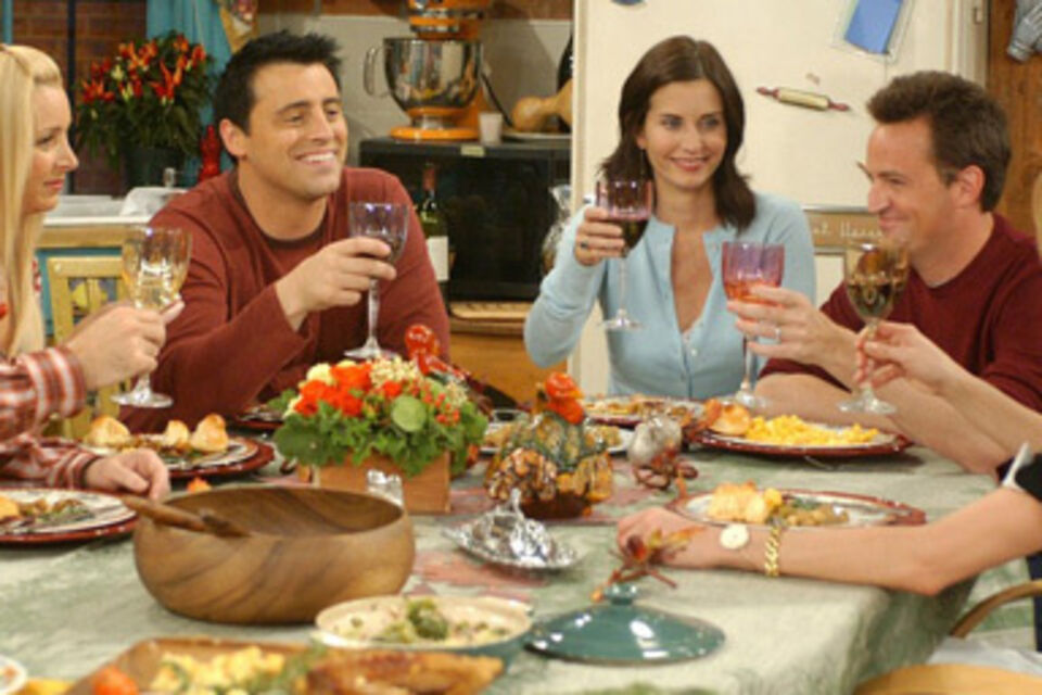 AlloCiné - Au cours des 10 saisons de la série culte des années 90, Friends, le fameux épisode de Thanksgiving est devenu une institution. Tant et si bien qu'il inspire aujourd'hui les organisateurs d'événements souhaitant se réunir entre amis à l'occasion de ce que l'on appelle un Friendsgiving.