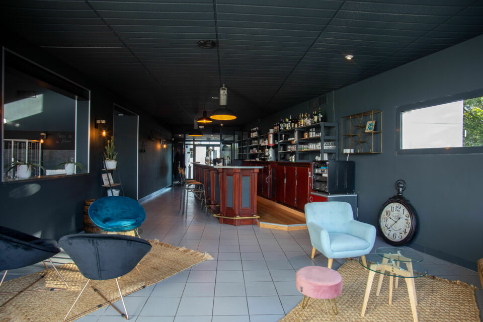 ABC Salles - Le Platô dispose d'un bar, d'une salle principale de  210 m² et d'un espace 
