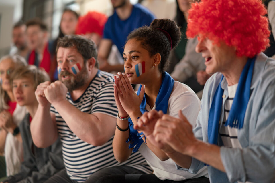 AdobeStock - Image d'illustration - La Coupe du monde de la FIFA 2022 est une raison toute trouvée pour organiser des afterworks gourmands autour du foot. Des rassemblements entre collaborateurs qui seront l'occasion parfaite pour créer de délicieuses planches apéritives et du lien.