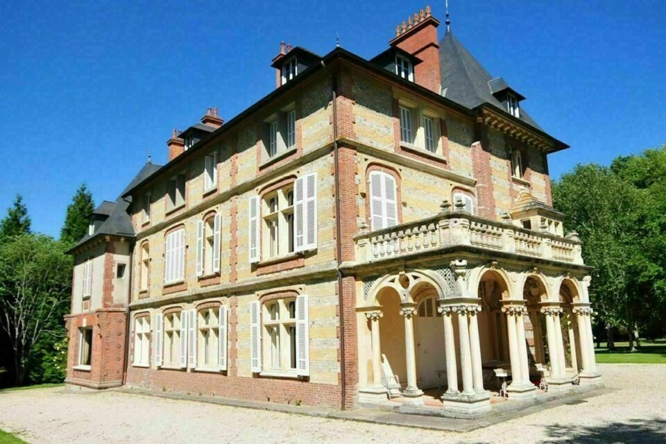 ABC Salles - Dites oui au charme du Château de la Bribourdière. Laissez-vous séduire par ce lieu typiquement normand pour célébrer comme il se doit votre mariage ! 