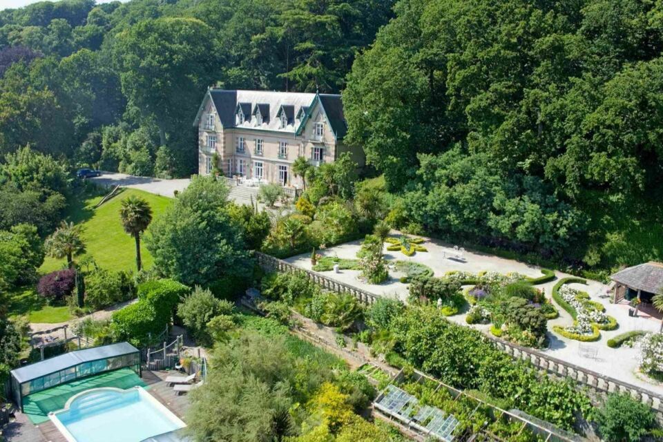 ABC Salles - Laissez-vous séduire par le Château Les Hauts et sa vue imprenable sur le Mont-Saint-Michel. Votre mariage ne ressemblera à aucun autre dans ce lieu d'exception. 