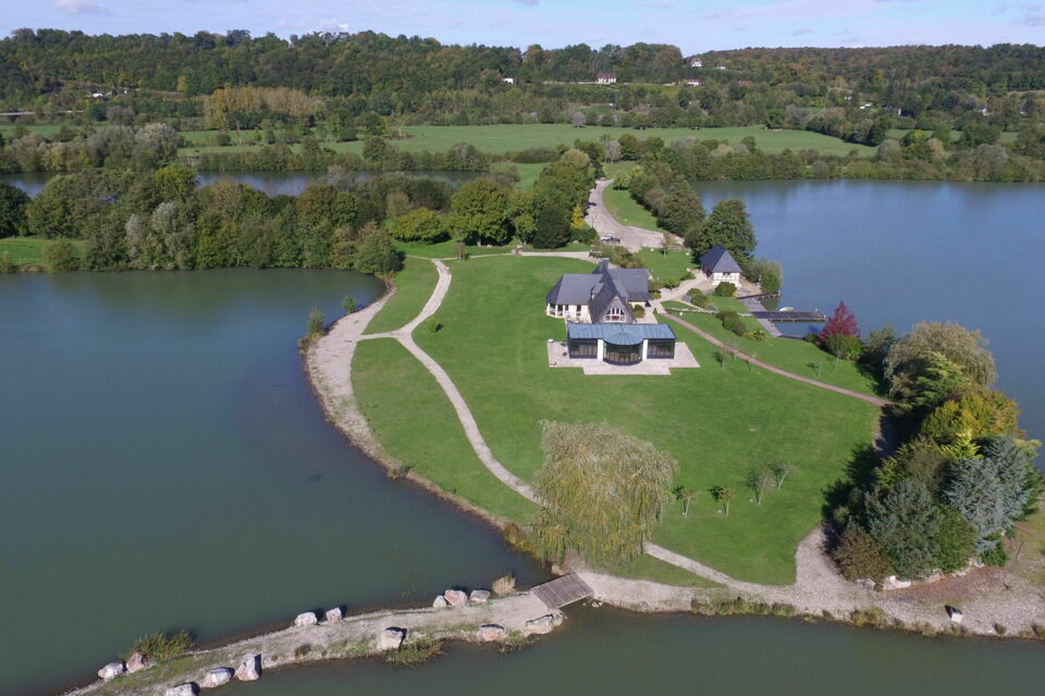 ABC Salles - Se marier sur une presqu'île ? Une idée originale et romantique à souhait qui devient possible grâce au Domaine de La Risle. Vos invités ne sont pas prêts d'oublier votre mariage. Entre les activités sur le lac et le sublime feu d'artifice que vous leur proposerez ils seront ébahie. 