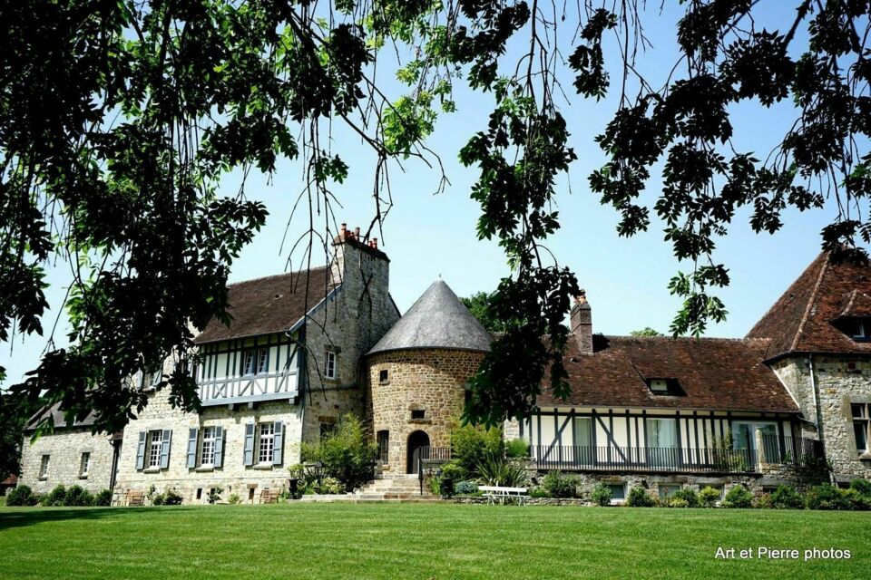 ABC Salles - Vous rêvez d'un mariage normand des plus romantiques ? Le Domaine de Laumondière, dissimulé dans sa nature luxuriante, n'attend plus que vous et vos convives. 