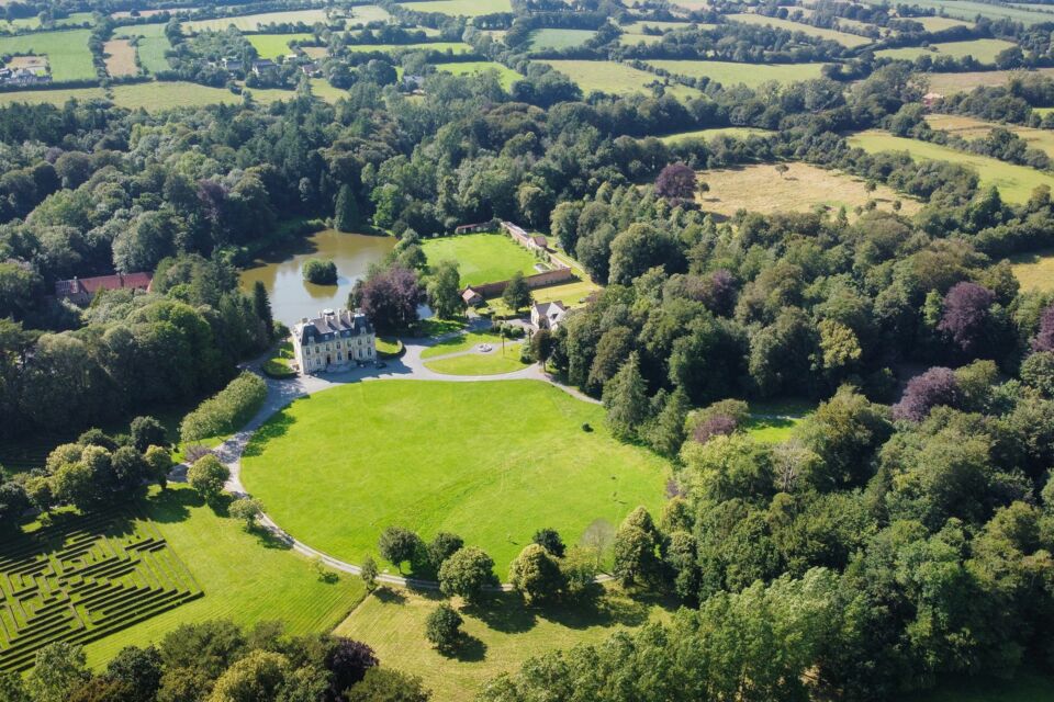 ABC Salles - droits réservés - Et si vous célébriez vos noces en Normandie, élue région la plus séduisante d'Europe.  Le Château de Perron est la demeure parfaite pour célébrer son union.
