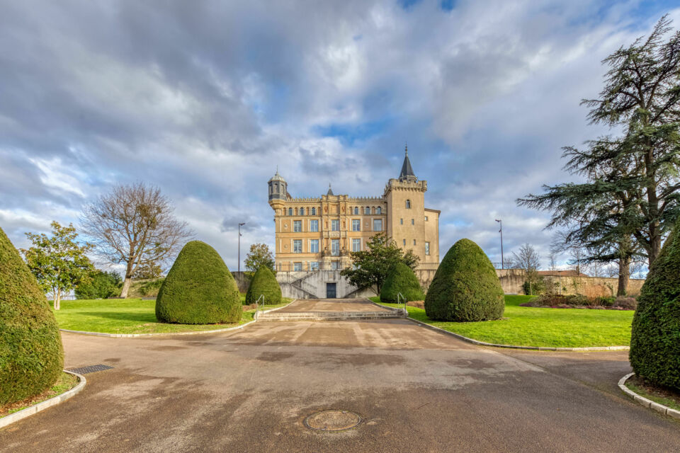 ABC Salles - Le Château de Saint-Priest est classé aux Monuments historiques depuis 1984, ce lieu de prestige accueillera avec plaisir votre soirée mondaine.