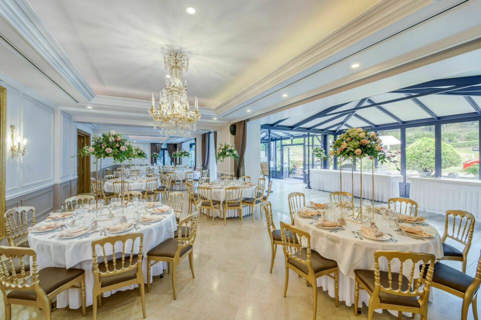 ABC Salles - Le Château de Gency, un havre de paix adapté aux enfants grâce à sa salle de 30 m², idéale pour y organiser diverses activités ludiques.