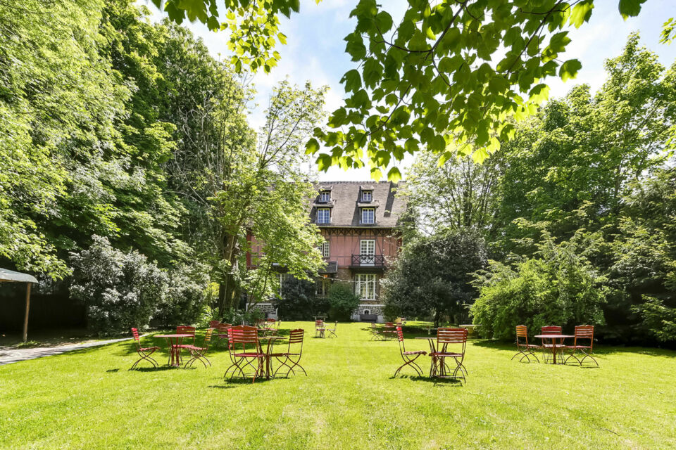 ABC Salles - Le Manoir de l’Ile aux Loups est un établissement adapté aux enfants, notamment grâce à ses plusieurs espaces fermés, son grand jardin et sa terrasse.