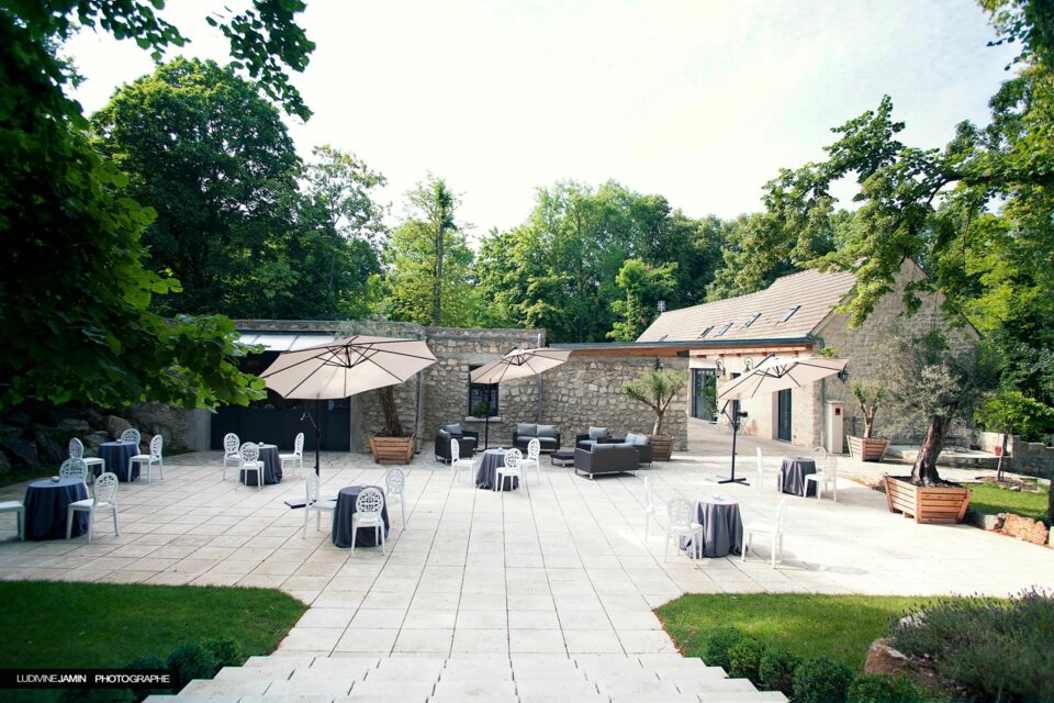 ABC Salles - le Domaine La Bastide, un bel espace de réception où vous pourrez accueillir votre famille, y compris les enfants, grâce à un salon joliment décoré.