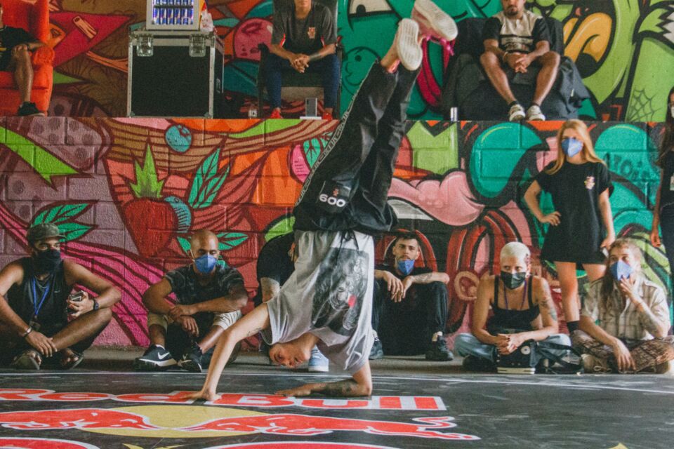Pexel - le breakdance, qui a vu le jour dans les années 70, intégrera les Jeux Olympiques en 2024 et semble trouver sa place dans le cadre de nos rassemblements privés et corporatifs.