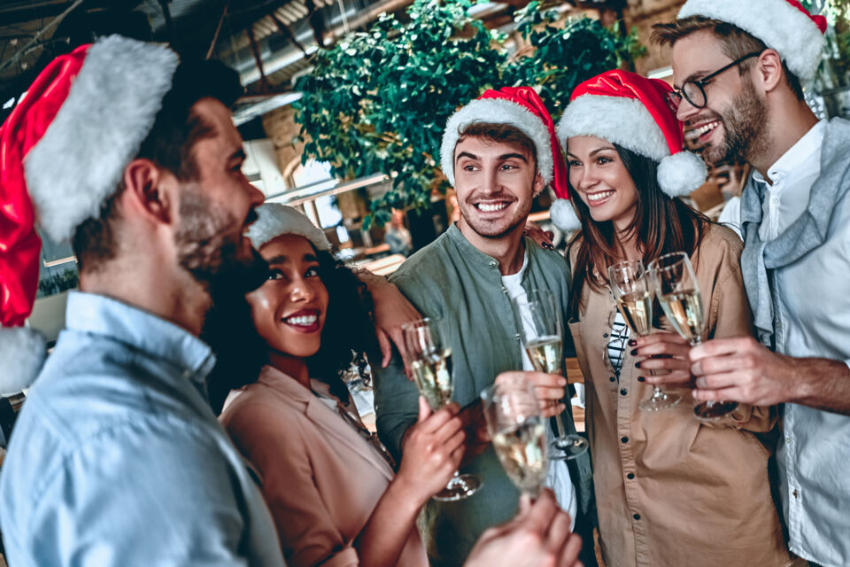 Adobe Stock - Photo d'illustration - Un moment très hypocrite pour certains, mais aussi et surtout une tradition immanquable et essentielle pour d'autres. Fêter Noël en entreprise est l'occasion d'apporter de la joie à ses pairs et de fédérer ses équipes.