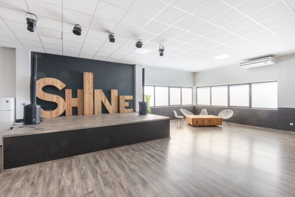 ABC Salles - Vous rêvez d’une soirée du nouvel an artistique ? Alors pourquoi ne pas organiser votre soirée au Shine Académie... Vous y trouverez des miroirs au mur, une scène surélevée et une piste de danse.