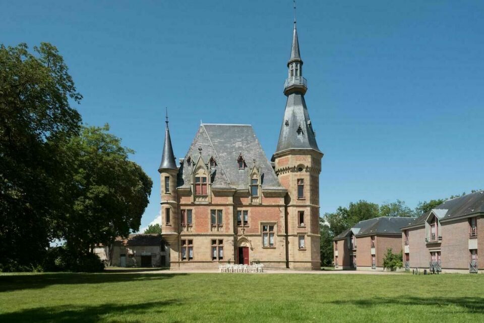 ABC Salles - Le Château de Petit Bois met à votre disposition 30 chambres pouvant accueillir 60 personnes.