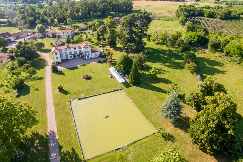 ABC Salles - Le Château de Féligonde accueille jusqu'à 180 lors de votre événement et peut loger 14 personnes.