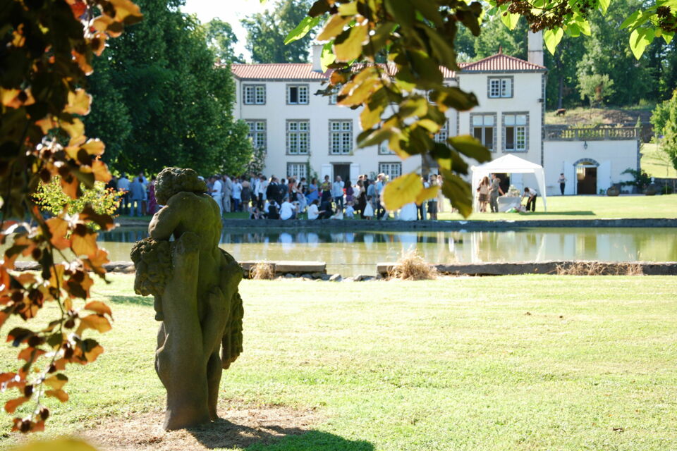 ABC Salles - Photo d'illustration - Le Château de Féligonde, comme d'autres situés en région Auvergne-Rhône-Alpes, sont parfait pour acceuillir vos invités le temps d'une nuit ou d'un week-end.
