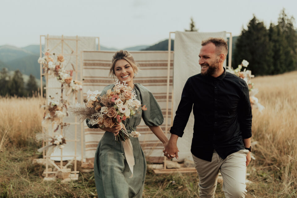 Adobe Stock – Photo d’illustration - En 2023, deux tendances nuptiales opposées séduisent les futurs époux : les mariages en petit comité et ceux en grande pompe.