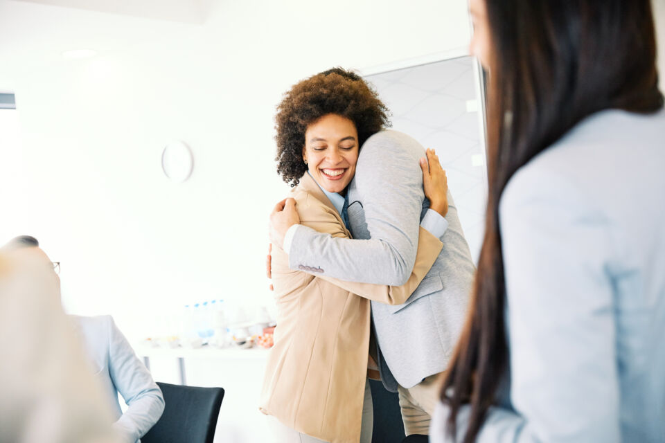 Adobe Stock - Photo d'illustration - La câlinothérapie, une pratique en vogue pour resserrer les liens et favoriser le bien-être de ses collaborateurs.