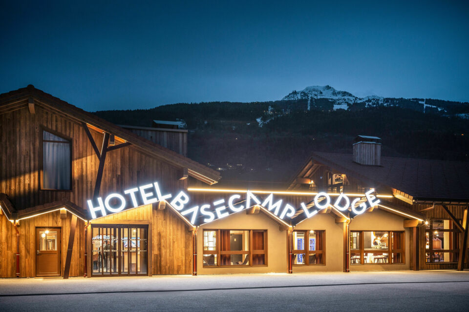 ABC Salles - L’hôtel Base Camp Lodge est un hôtel nouvelle génération au cœur des Alpes avec accès direct au domaine skiable des Arcs pour un mariage au pied des pistes.
