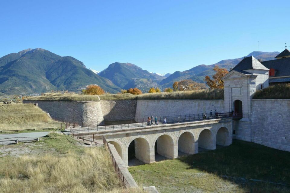 ABC Salles -  La Place Forte de Mont-Dauphin est un remarquable ensemble défensif qui pourra accueillir un mariage somptueux en hiver.  
