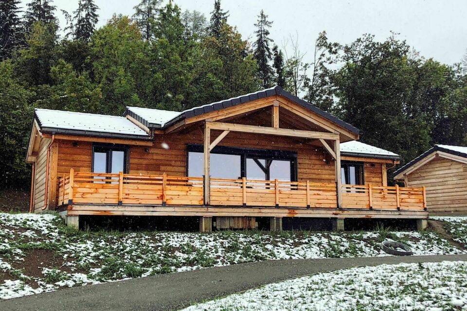 ABC Salles - Le Woodland Village propose les meilleurs chalets privés dans les Alpes suisses pour la célébration au cœur au plus près de la nature.