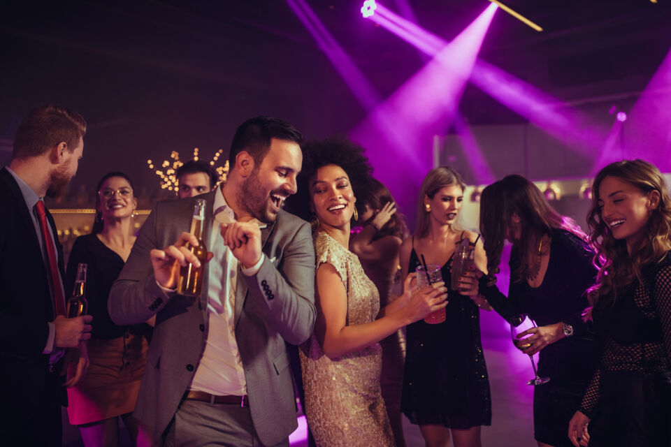 Adobe Stock - Photo d’illustration - La fête des célibataires, originaire de Chine et célébrée en France, permet de revendiquer avec fierté son statut et de faire la fête entouré de ses amis.