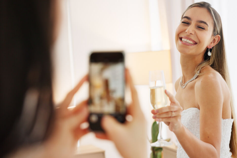 Adobe Stock – Photo d’illustration - Les créateurs de contenu de mariage, permettent aux mariés de bénéficier de photos et de vidéos qualitatives à poster rapidement sur leurs médias sociaux.