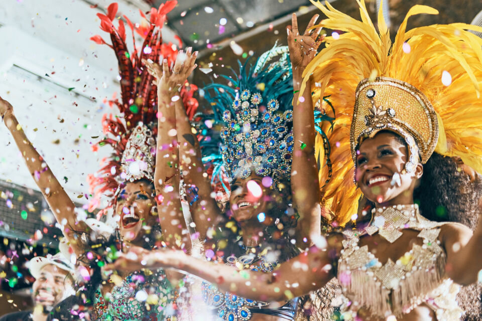 7 éléments décoratifs pour plonger ses invités dans l'ambiance festive et  colorée du carnaval de Rio - ABC Salles