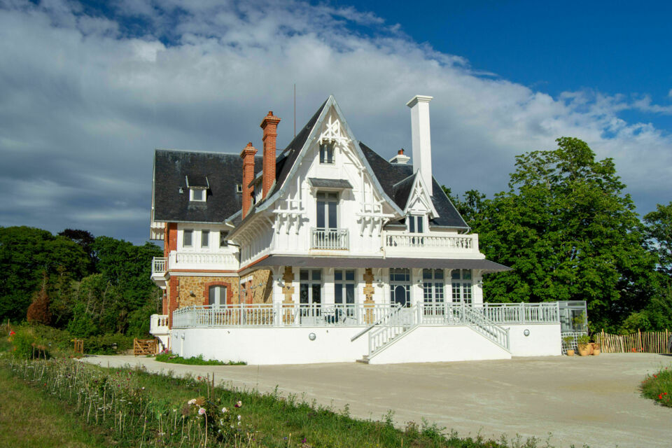 ABC Salles - Idéalement située à l’entrée de Granville, la Villa Bonheur dispose de très beaux espaces extérieurs qui vous permettront d'organiser un tas d'activités en plein air.