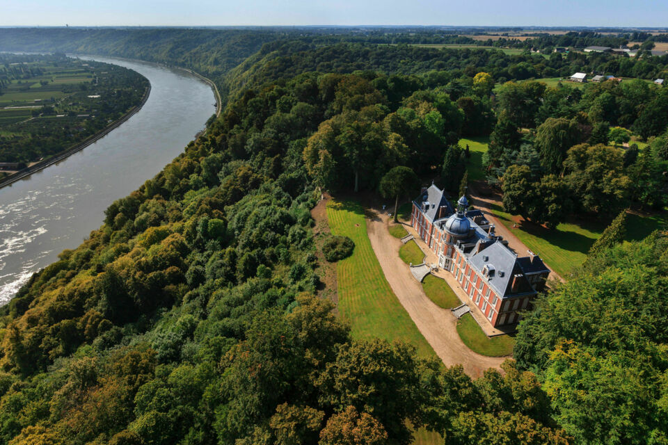 ABC Salles - Le Château du Landin dispose d'une vue exceptionnelle sur le lac de Jumièges et propose des chambres d’hôtes et Gîtes.