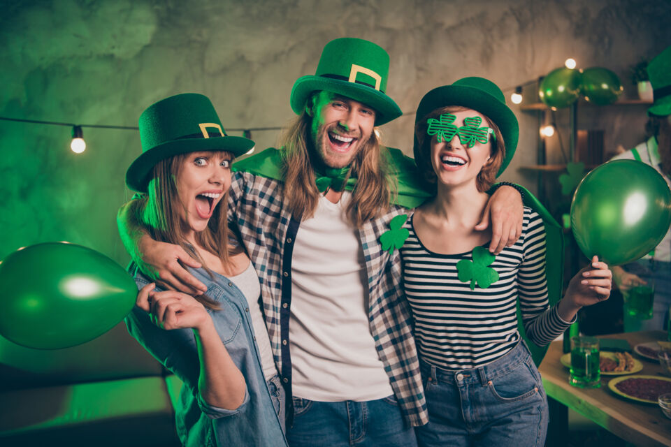 AdobeStock - Image d'illustration - La Saint Patrick s'invite aussi dans les entreprises ! Cette fête joyeuse et haute en couleur se célèbre d'une multitude de façon, découvrez différentes activitées à organiser avec vos collaborateurs.