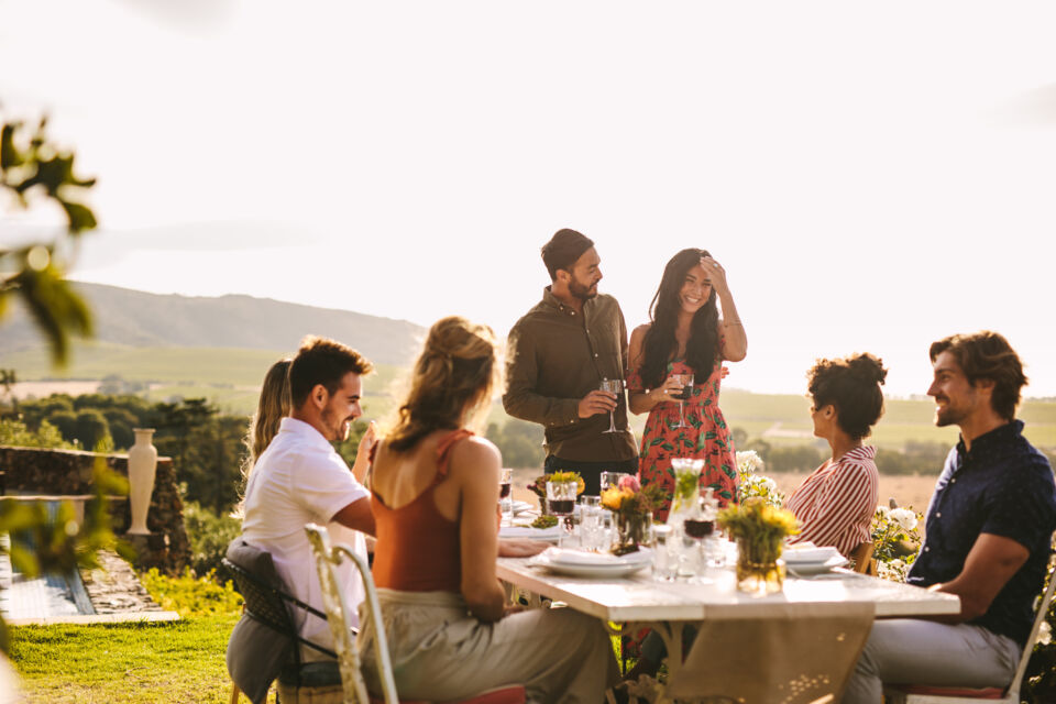 Adobe stock - Photo d'illustration - De nombreux couples optent alors pour ce que l’on appelle une “fête de fiançailles” pour officialiser leur projet de mariage et festoyer avec leurs proches.