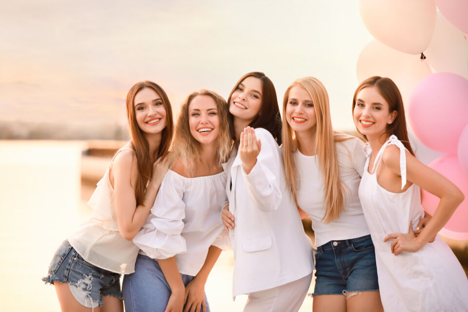 Adobe Stock - Photo d'illustration - La clé d'une séance photo réussie pour un enterrement de vie de jeune fille est avant tout de trouver le professionnel capable de rendre ce moment magique.