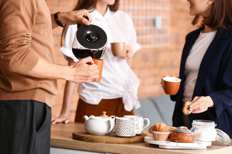 AdobeStock - Image d'illustration - Mugs et éco-cups seraient les contenants préférés des Français selon une étude, l'occasion parfaite d'en faire cadeau à vos collaborateurs durant vos rassemblements professionnels. Durables, utiles et inclusifs ces gestes d'attention font toujours plaisir !