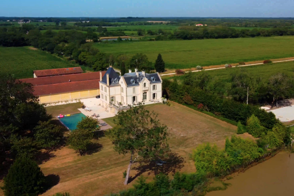 ABC Salles - DR - Photo d'illustration - Le Domaine de Fumadelle ne manquera pas de vous surprendre que ce soit de jour ou de nuit? Un établissement équipé pour recevoir vos invités en soirée jusqu'au lever du jour.