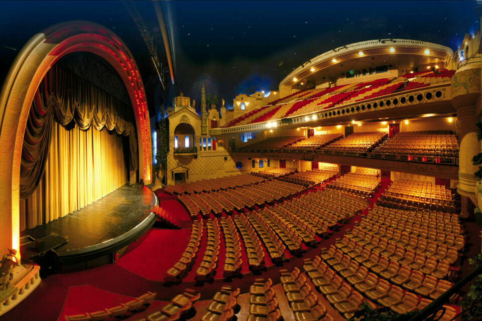 ABC Salles - D'une majesté incomparable, la vaste envergure de la Grande Salle et son design spectaculaire accueille jusqu'à 2 700 personnes pour des événements professionnels variés tels que concerts, assemblées générales, conventions et projections privées.