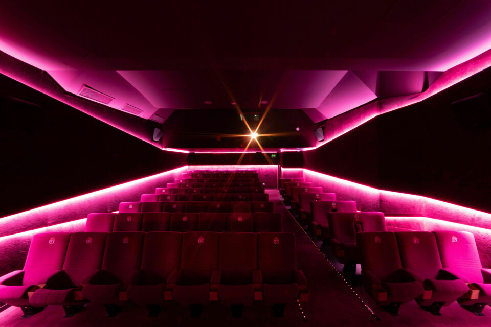 ABC Salles - Le Rex 6 du Grand Rex de Paris, une salle polyvalente et moderne de couleur rose, offre un espace confortable et fonctionnel pouvant accueillir jusqu'à 200 personnes, idéal pour vos événements professionnels tels que réunions, formations, conférences ou séminaires.