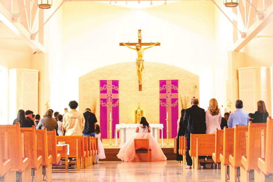 Pexels – Photo d'illustration - Le mariage chrétien catholique se tient traditionnellement dans une église. Une célébration hautement spirituelle qui unit deux fidèles pour la vie et qui est le plus souvent officiée par un prête. 